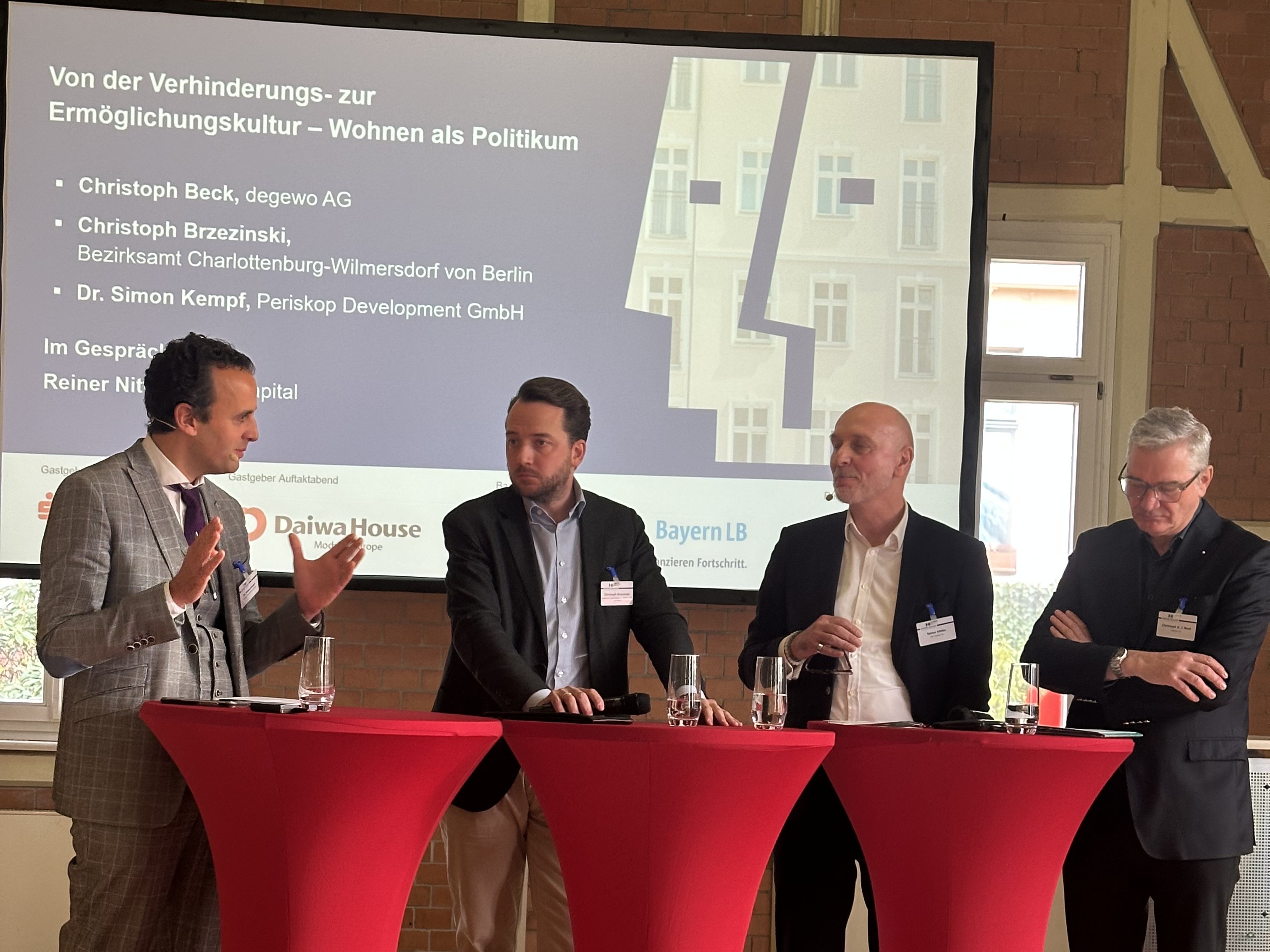 BU: Paneldiskussion auf dem Wohn -Dialog Berlin 2025: v.l. Dr. Simon Kempf (Periskop), Christoph Brzezinski, Bezirksstadtrat für Stadtentwicklung, Charlottenburg-Wilmersdorf, Reiner Nittka, Moderation, Christoph Beck, degewo AG | BELRINboxx